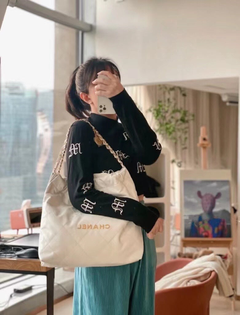 Chanel Classic 22 quilted leather and chain shoulder strap shopping bag