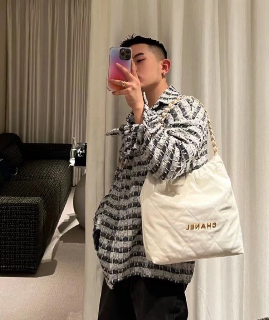 Chanel Classic 22 quilted leather and chain shoulder strap shopping bag