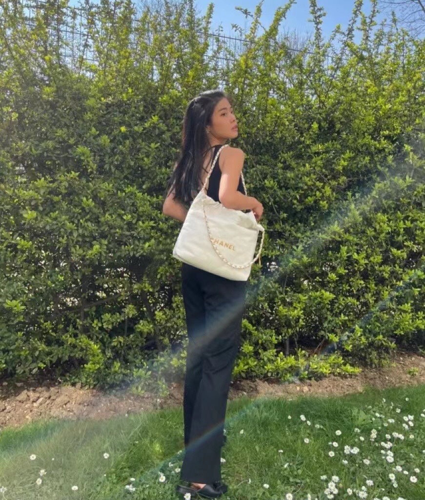 Chanel Classic 22 quilted leather and chain shoulder strap shopping bag