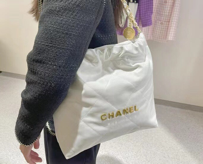 Chanel Classic 22 quilted leather and chain shoulder strap shopping bag