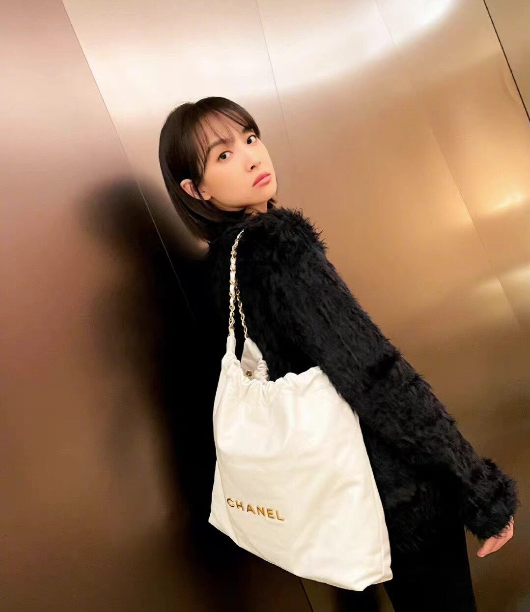 Chanel Classic 22 quilted leather and chain shoulder strap shopping bag