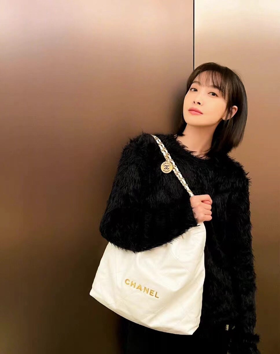 Chanel Classic 22 quilted leather and chain shoulder strap shopping bag