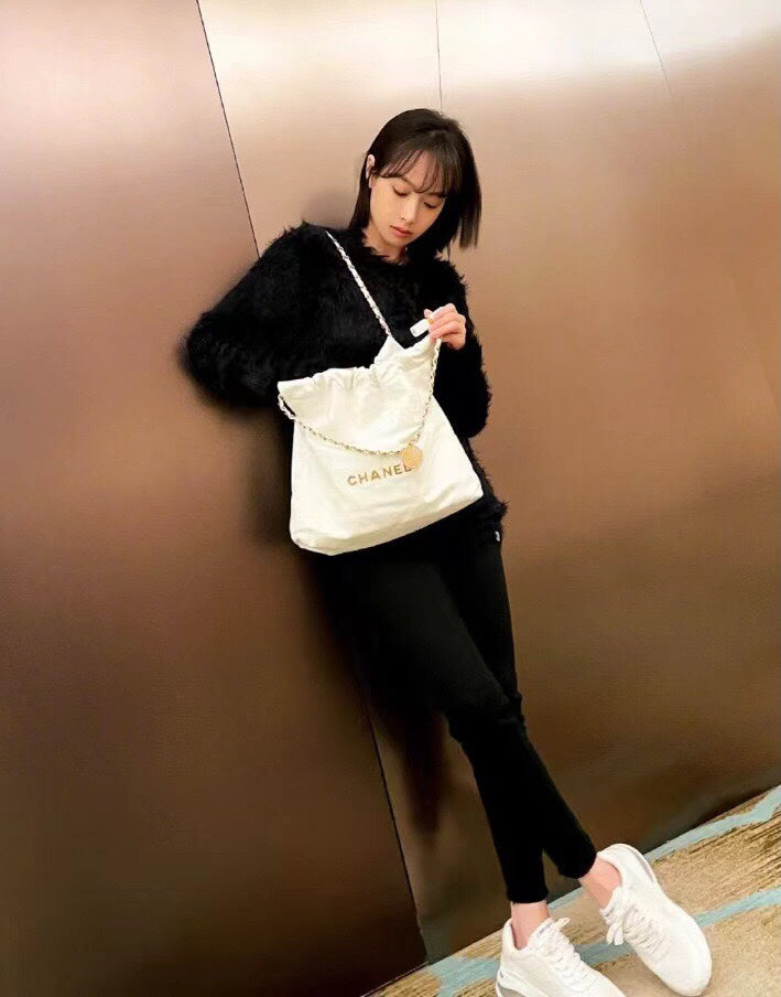 Chanel Classic 22 quilted leather and chain shoulder strap shopping bag
