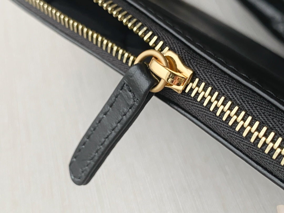 Chanel's new 22S classic diamond quilted and leather chain shoulder strap shopping bag