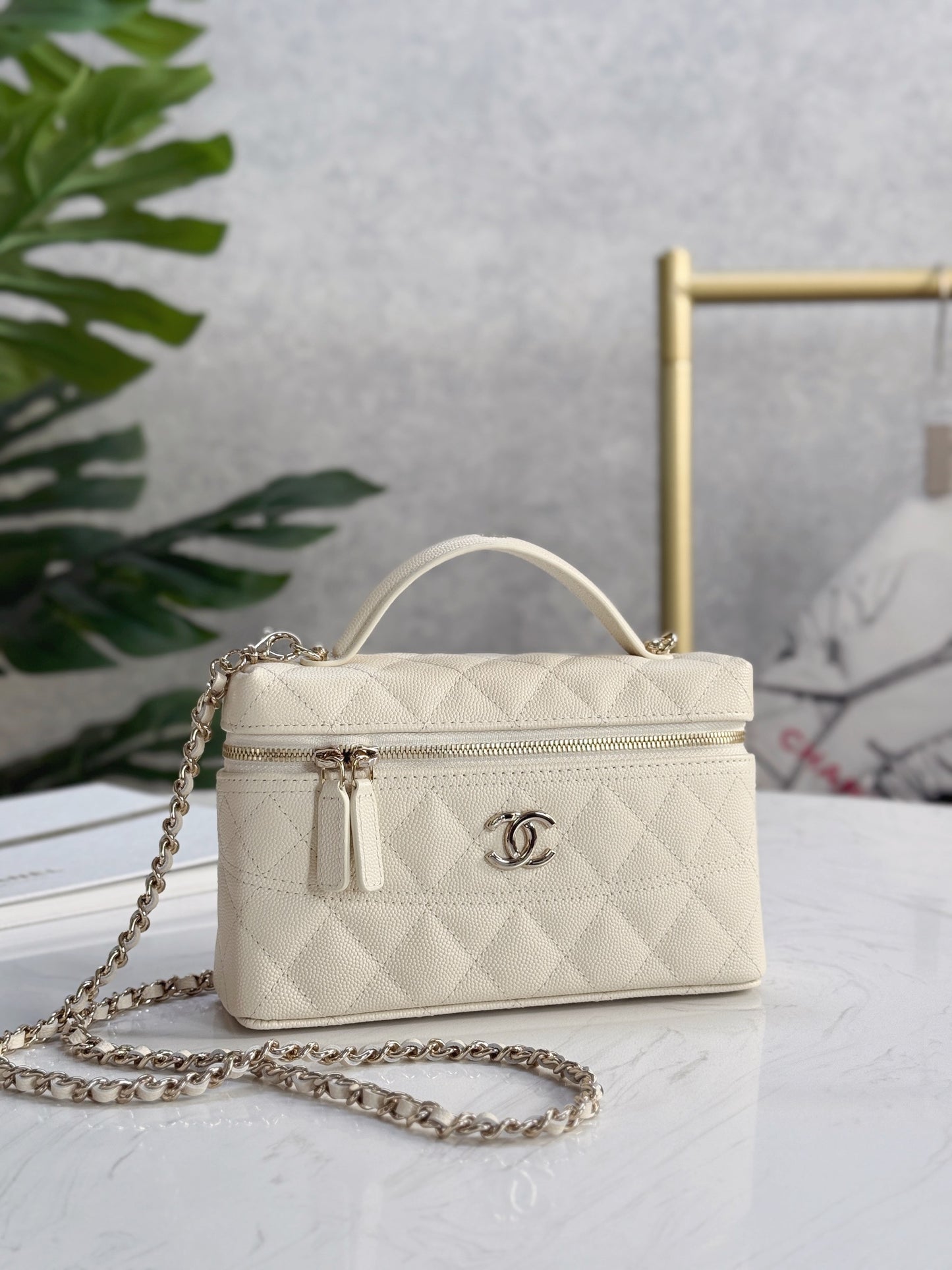 Chanel25C hand chain cosmetic bag