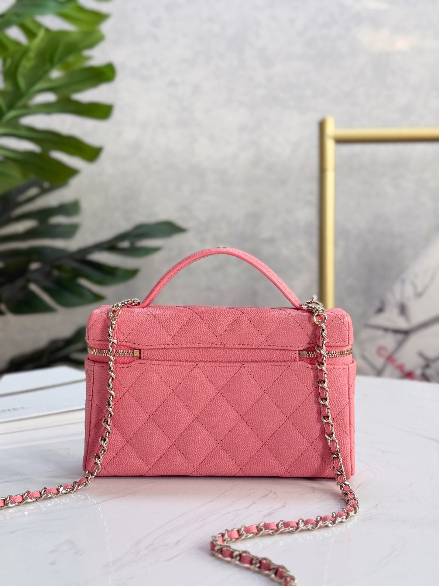 Chanel25C hand chain cosmetic bag