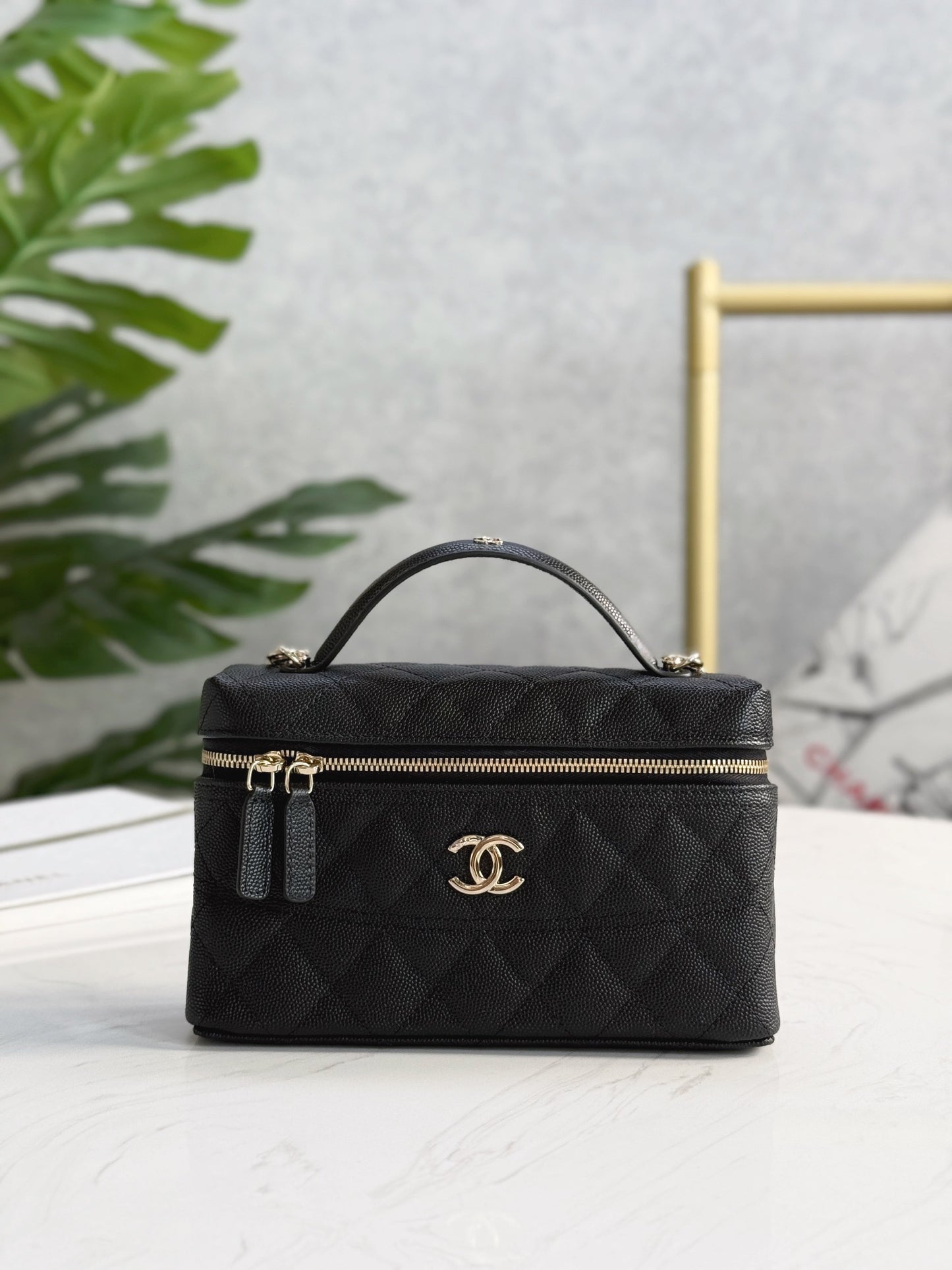 Chanel25C hand chain cosmetic bag