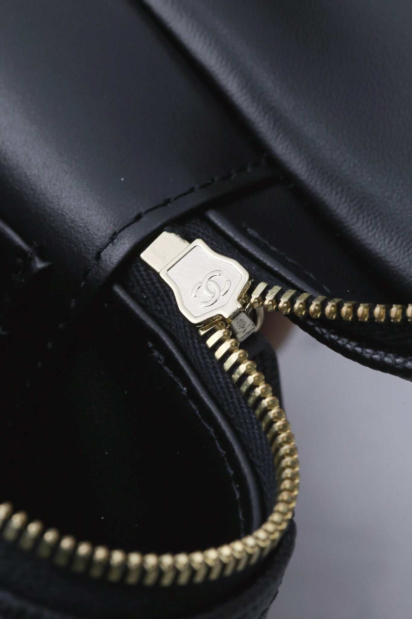 Chanel25C hand chain cosmetic bag