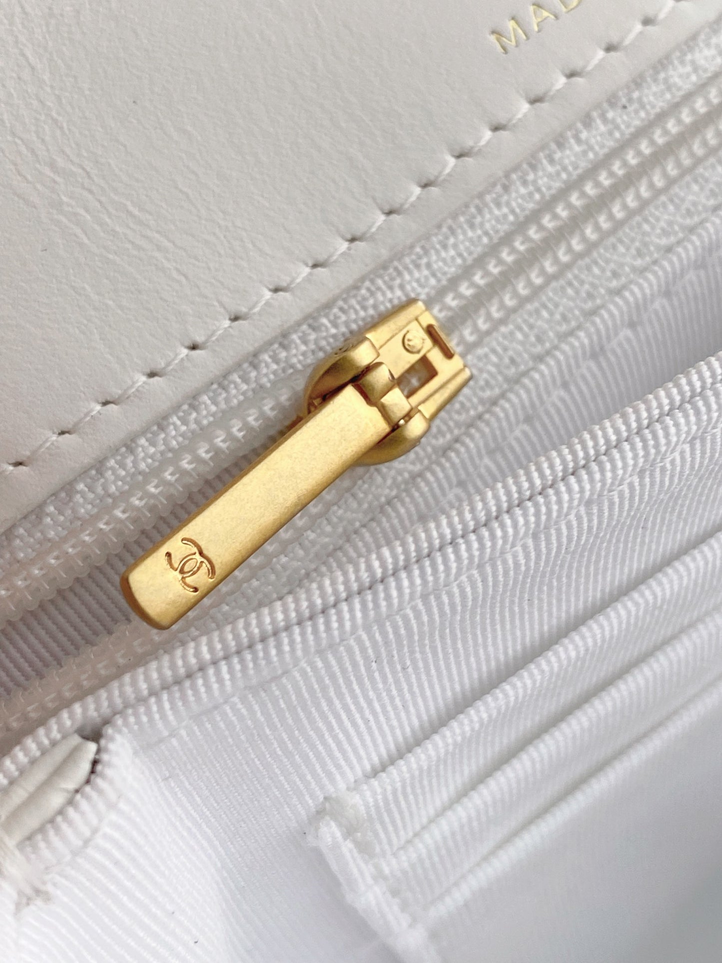 CHANEL23K pleated wide chain accordion bag