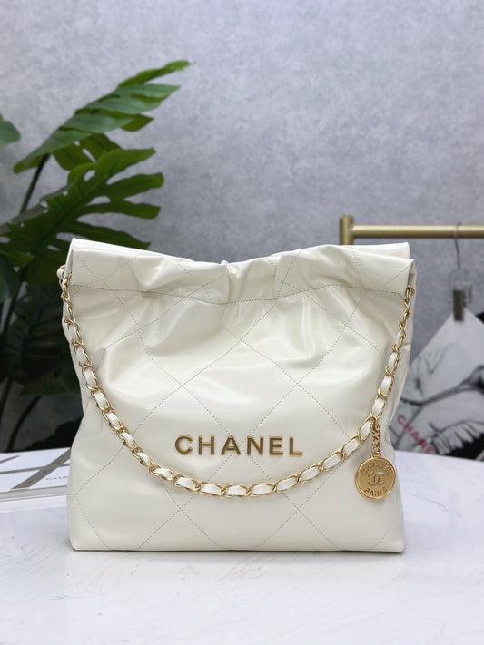 Chanel Classic 22 quilted leather and chain shoulder strap shopping bag