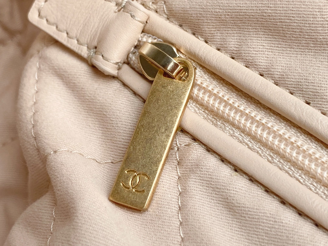 Chanel Classic 22 quilted leather and chain shoulder strap shopping bag
