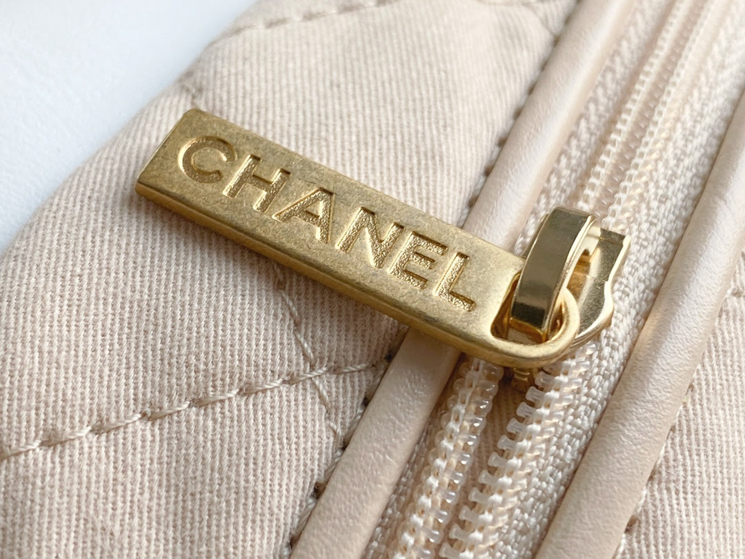 Chanel Classic 22 quilted leather and chain shoulder strap shopping bag
